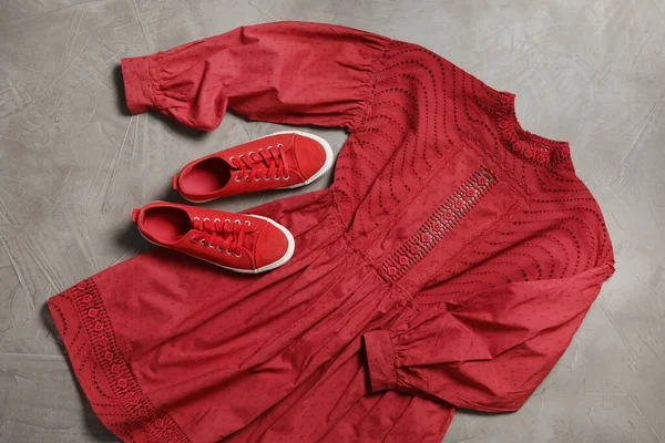 灰色石质背景的时髦红色连衣裙和鞋子 — 图库照片