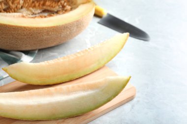 Gri mermer masada lezzetli olgun kavun dilimleri