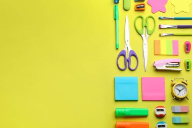 Sarı arka planda okul kırtasiyesi, metin için yeri olan düz bir yer. Okula geri dön.