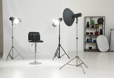 Profesyonel ekipmanlı modern fotoğraf stüdyosunun içi.