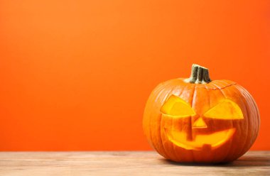 Turuncu arka planda Korkunç Jack O 'Lantern balkabağı, mesaj için yer. Cadılar Bayramı Dekorasyonu