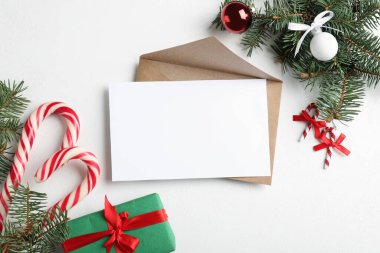 Beyaz arka planda Noel dekorlu ve boş kartlı düz kompozisyon. Metin için boşluk