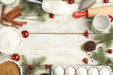 Geleneksel Noel pastası malzemelerinin olduğu düz kompozisyon beyaz ahşap masa üzerinde yatıyordu. Metin için boşluk