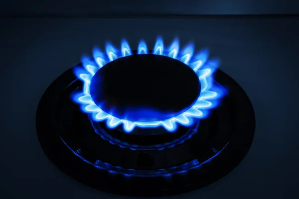 Quemador Gas Estufa Moderna Con Llama Azul Ardiente Por Noche — Foto de Stock