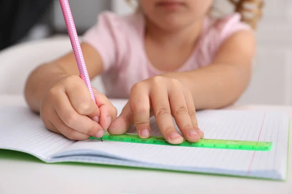 Κοριτσάκι Ζωγραφίζει Χάρακα Και Μολύβι Στο Τραπέζι Κοντινό Πλάνο Κάνω — Φωτογραφία Αρχείου