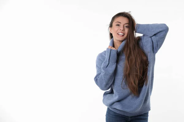 Mujer Joven Suéter Azul Con Estilo Sobre Fondo Blanco — Foto de Stock