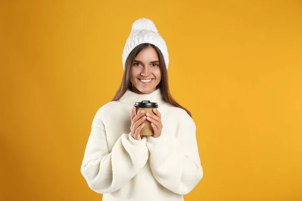 Mujer Hermosa Feliz Con Taza Papel Vino Caliente Sobre Fondo — Foto de Stock