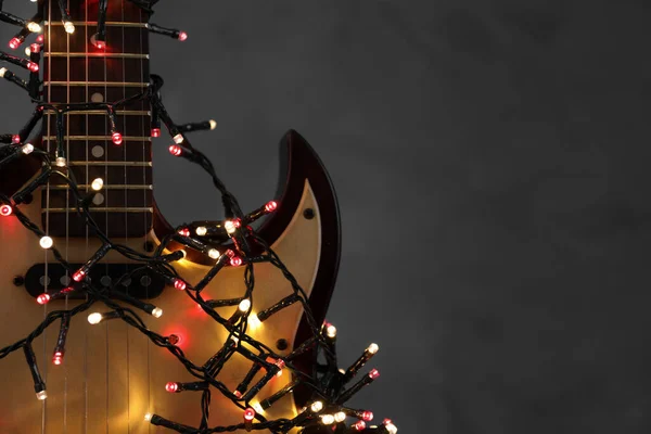 Zbliżenie Widok Gitarę Bajki Światła Ciemnym Tle Miejsce Tekst Muzyka — Zdjęcie stockowe