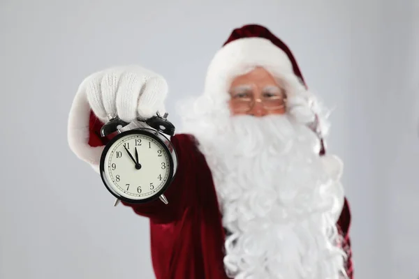 Santa Claus Sostiene Despertador Sobre Fondo Gris Claro Concéntrese Mano — Foto de Stock