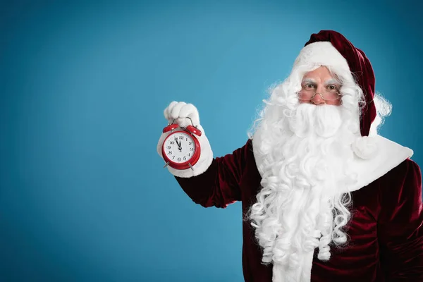 Santa Claus Sosteniendo Despertador Sobre Fondo Azul Espacio Para Texto — Foto de Stock
