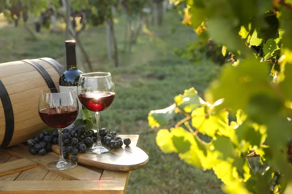 Skład Winem Dojrzałymi Winogronami Drewnianym Stole Winnicy — Zdjęcie stockowe