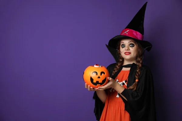 Aranyos Kislány Tök Cukorkás Vödörrel Halloween Jelmezt Visel Lila Háttéren — Stock Fotó