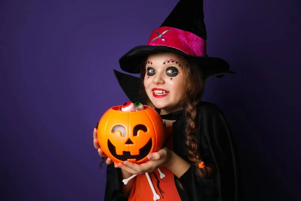 Menina Bonito Com Abóbora Doce Balde Vestindo Traje Halloween Fundo — Fotografia de Stock