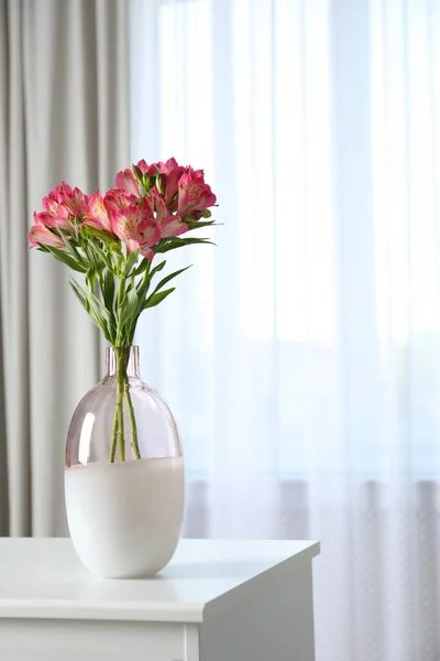Βάζο Όμορφα Λουλούδια Alstroemeria Στο Τραπέζι Κοντά Στο Παράθυρο Εσωτερικούς — Φωτογραφία Αρχείου