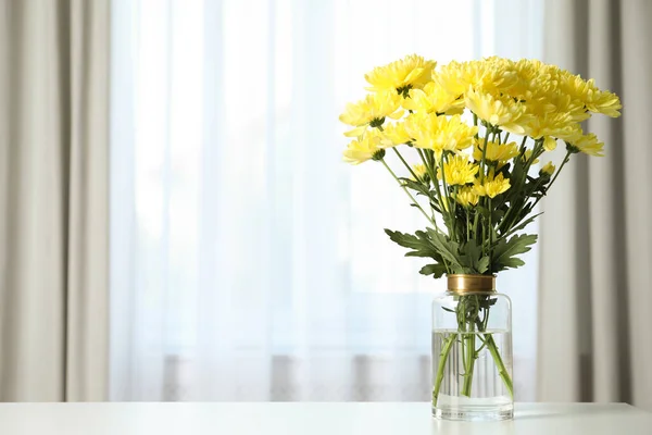 Florero Con Hermosas Flores Crisantemo Amarillo Mesa Cerca Ventana Interior —  Fotos de Stock