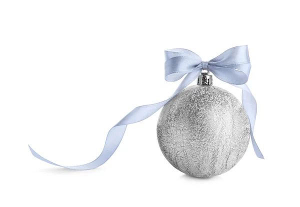 Schöne Silberne Weihnachtskugel Mit Band Isoliert Auf Weiß — Stockfoto