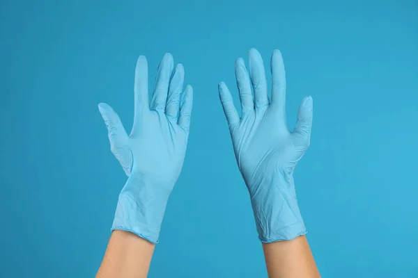 Γιατρός Φορώντας Ιατρικά Γάντια Γαλάζιο Φόντο Κοντινό Πλάνο — Φωτογραφία Αρχείου