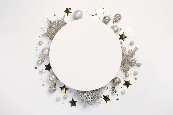 Composição Flat Lay Com Decoração Natal Cartão Branco Fundo Branco — Fotografia de Stock