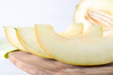 Ahşap tahtada lezzetli kavun parçaları, yakın plan.