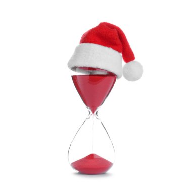 Kum saati ve Noel Baba şapkası beyaza izole edilmiş. Noel geri sayımı