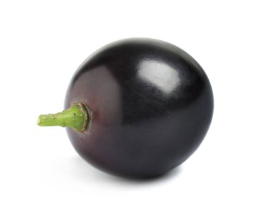 Lezzetli koyu mavi üzüm beyazda izole edilmiş.