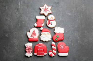 Gri masada lezzetli zencefilli kurabiyelerden yapılmış Noel ağacı şekli.
