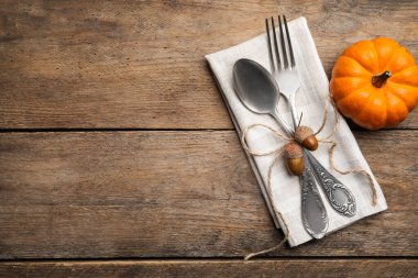 Sonbahar masa ayarı, metin için boşluk. Peçeteli çatal bıçak, meşe palamudu ve balkabağı.