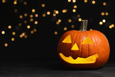 Balkabağı Jack O 'Lantern masadaki bulanık arka plan, mesaj için boşluk. Cadılar Bayramı Dekorasyonu