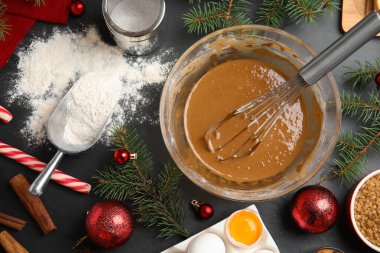 Geleneksel Noel pastası malzemeleriyle bezenmiş düz bir beste.