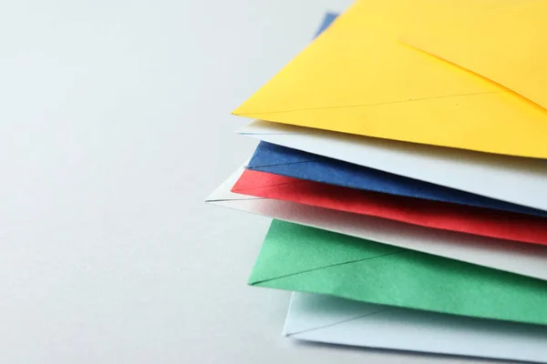 Stapel Kleurrijke Papieren Enveloppen Lichte Achtergrond Close Ruimte Voor Tekst — Stockfoto