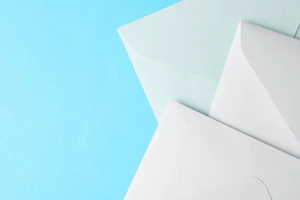 Enveloppes Papier Blanc Sur Fond Bleu Clair Pose Plate Espace — Photo