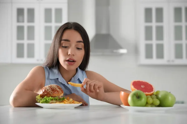 Concepto Elección Entre Comida Sana Comida Chatarra Mujer Comiendo Papas —  Fotos de Stock