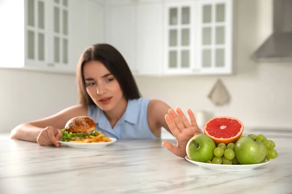 Vrouw Die Kiest Tussen Fruit Hamburger Met Friet Keuken — Stockfoto