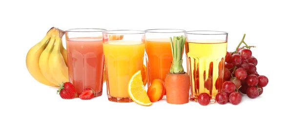 Gläser Mit Köstlichen Säften Und Frischen Früchten Auf Weißem Hintergrund — Stockfoto