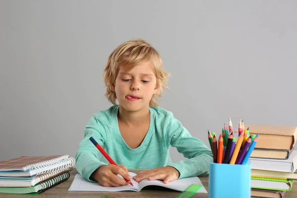 Niño Haciendo Los Deberes Mesa Sobre Fondo Gris — Foto de Stock