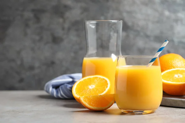 Egy Pohár Narancslé Friss Gyümölcs Szürke Asztalon Szöveg Helye — Stock Fotó