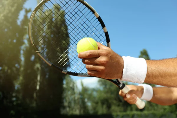 Sportivo Che Prepara Servire Palla Tennis Campo Primo Piano — Foto Stock