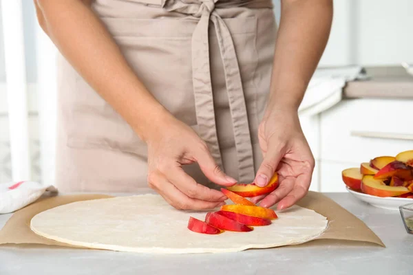 Mujer Haciendo Pastel Melocotón Mesa Cocina Primer Plano —  Fotos de Stock