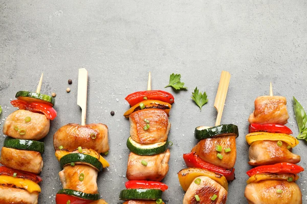 Délicieux Poulet Shish Kebabs Aux Légumes Herbes Sur Table Grise — Photo