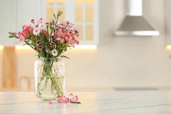 Vase Avec Belles Fleurs Sur Table Dans Cuisine Espace Pour — Photo
