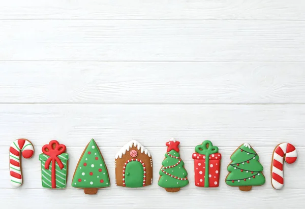 Muitos Deliciosos Biscoitos Natal Diferentes Mesa Madeira Branca Flat Lay — Fotografia de Stock