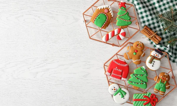 Composición Plana Con Deliciosas Galletas Navidad Caseras Sobre Mesa Blanca —  Fotos de Stock