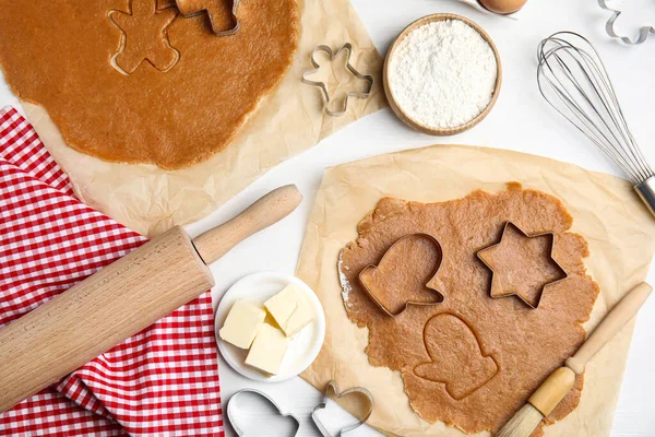 Stoere Verschillende Snijplotters Ingrediënten Voor Kerstkoekjes Witte Houten Tafel Plat — Stockfoto