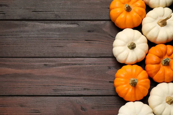 Veel Witte Oranje Pompoenen Houten Tafel Plat Gelegd Ruimte Voor — Stockfoto