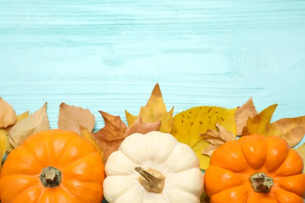 Platte Lay Compositie Met Pompoenen Herfstbladeren Lichtblauwe Houten Tafel Ruimte — Stockfoto