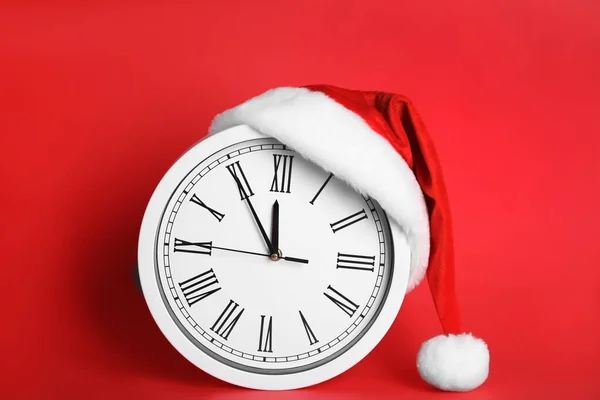 Clock Santa Hat Showing Five Minutes Midnight Red Background New — Stock Photo, Image