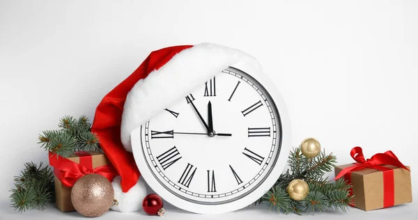 Ρολόι Και Εορταστική Διακόσμηση Λευκό Φόντο Πρωτοχρονιά Αντίστροφη Μέτρηση — Φωτογραφία Αρχείου