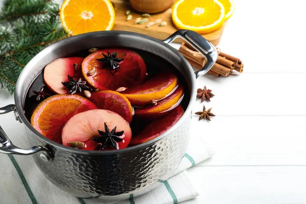 Heerlijke Glühwein Ingrediënten Witte Houten Tafel — Stockfoto