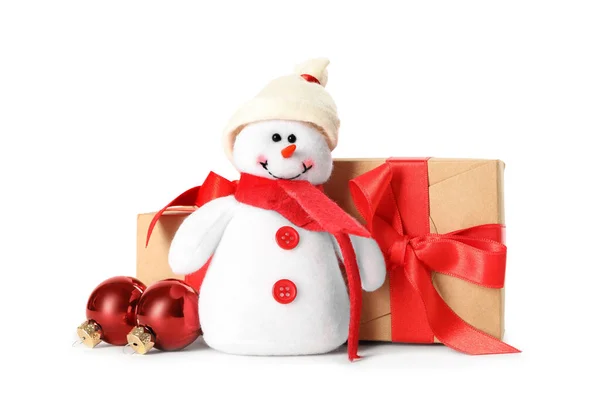 可爱的雪人玩具 礼品盒和红色的圣诞球 与白色隔离在一起 — 图库照片
