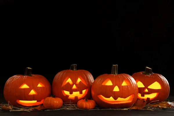 Jack Lanternas Brilhantes Mesa Escuridão Espaço Para Texto Decoração Halloween — Fotografia de Stock